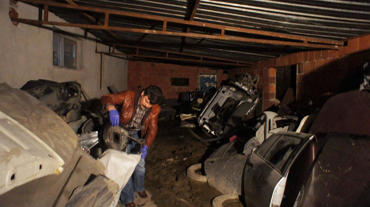 Çaldıkları Otomobillerin Parçalarını Satan Kişiler Yakalandı