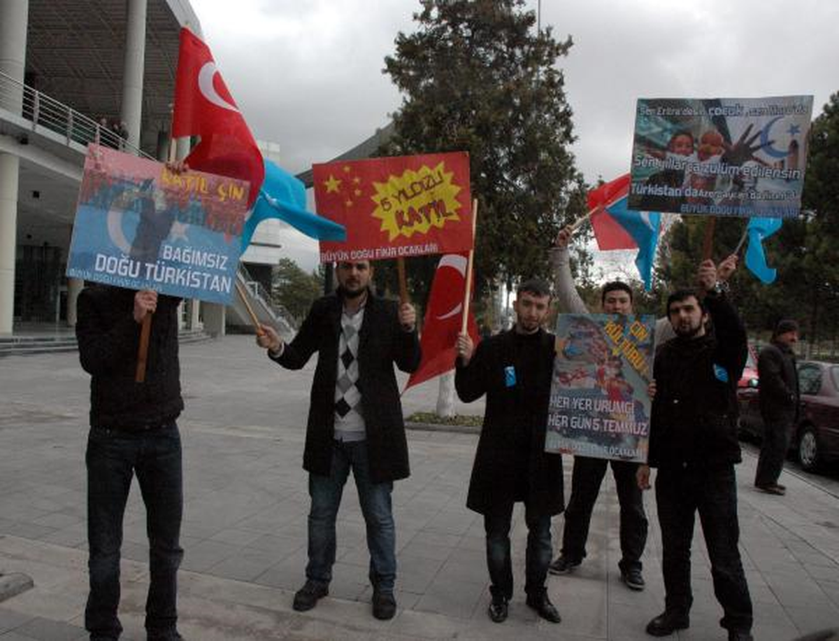 Çin Akrobasi Grubu'na Doğu Türkistanlılardan Protesto