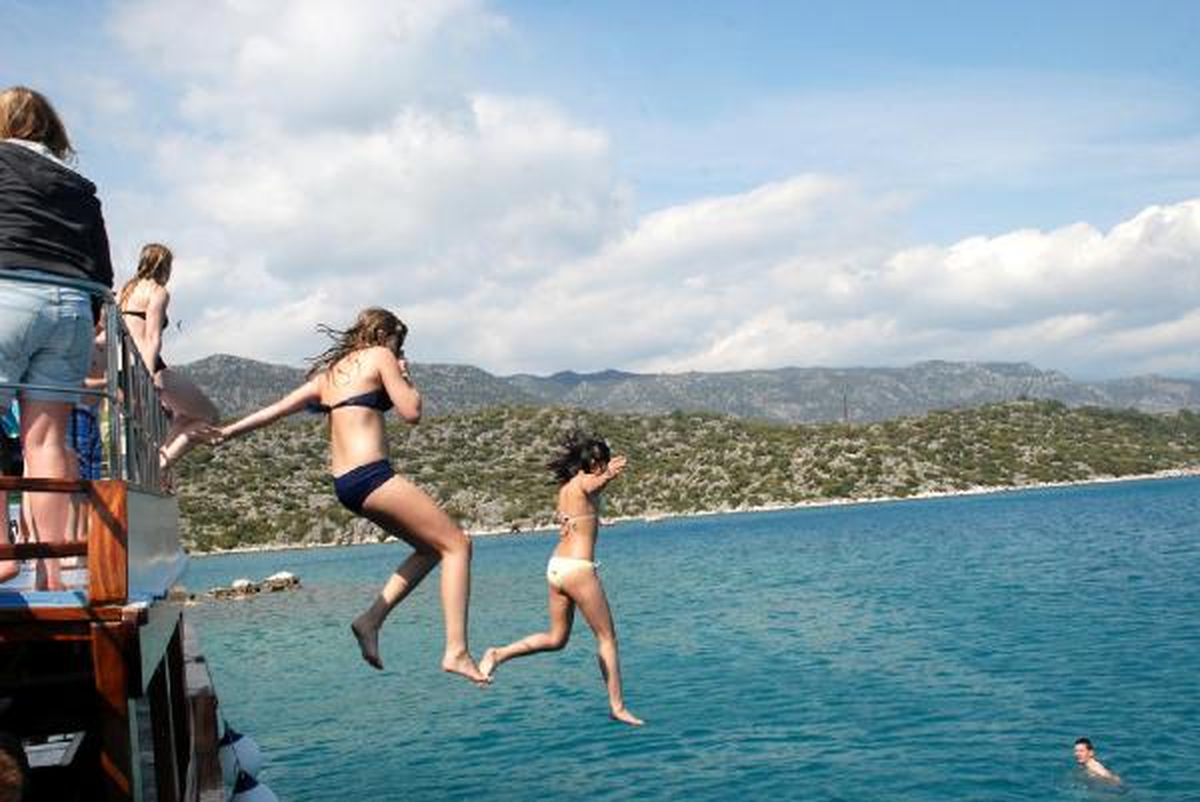 Demre'de Turistler Deniz Sezonunu Açtı