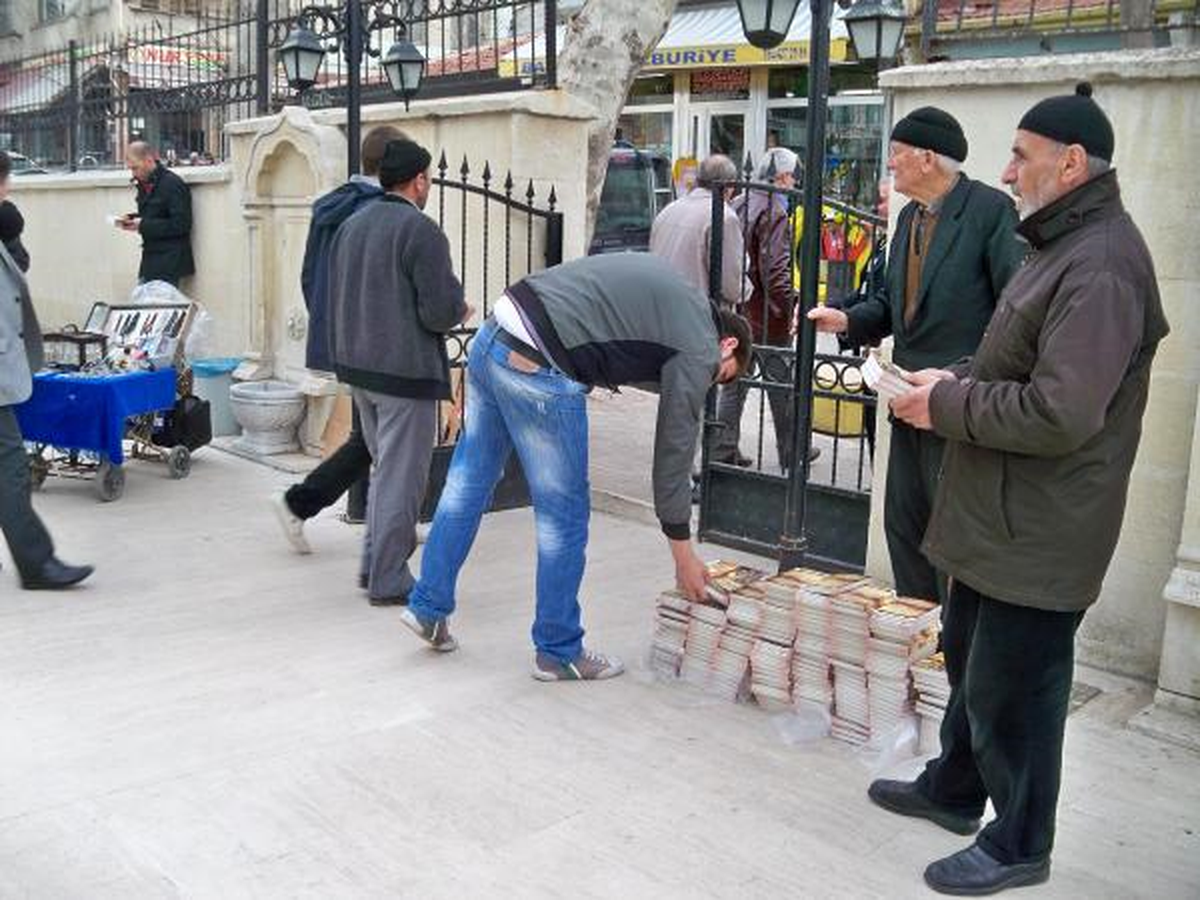 Depremzedenin İade Ettiği Parayla Bastırdığı Kitabı Ücretsiz Dağıttı