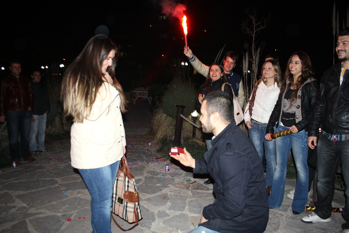 Edirneli Gençten 6 Yıllık Sevgilisine Sürpriz Evlenme Teklifi