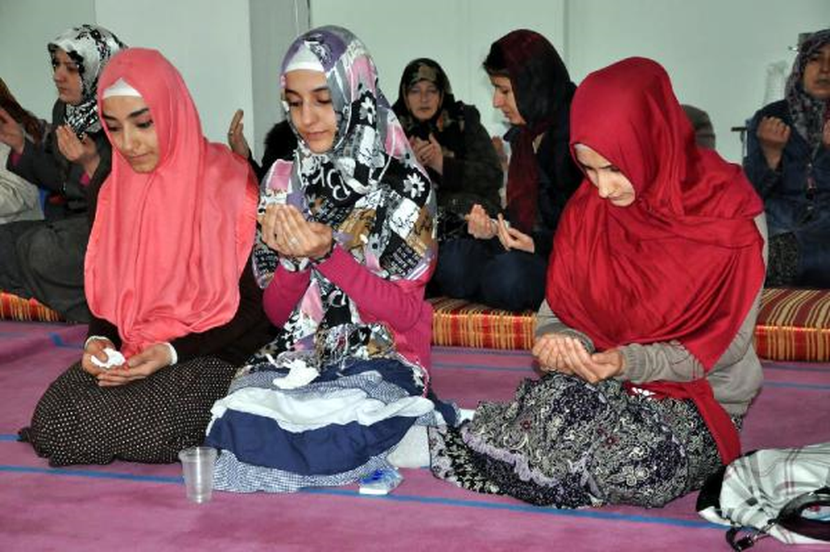 Elazığ\'da Ygs İçin Camide Toplu Dua Edildi