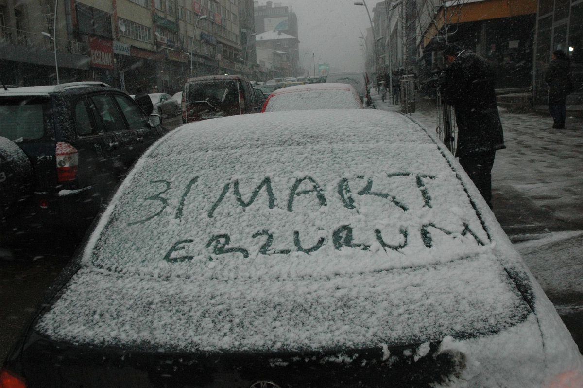Erzurum\'da Baharda Lapa Lapa Kar