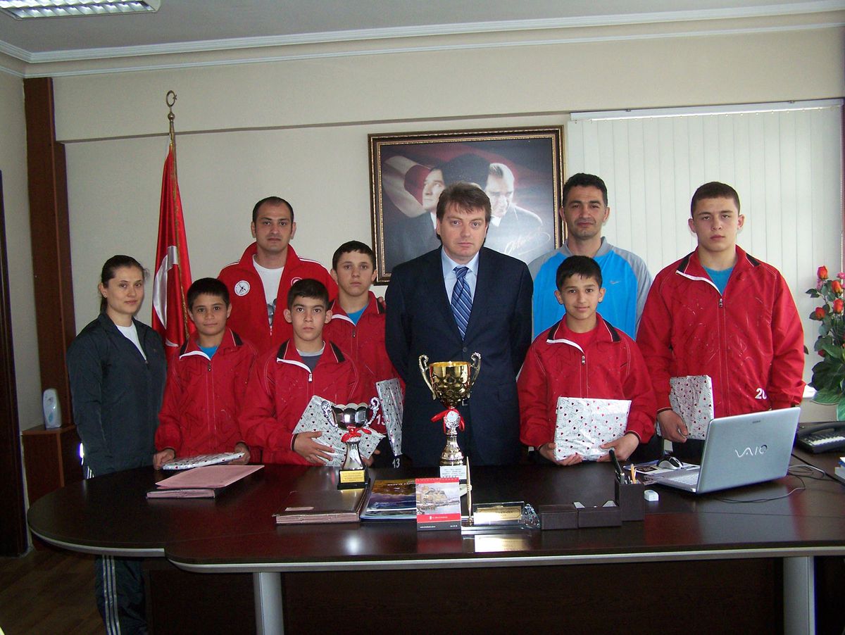 Güreşçiler Kupalarını Kaymakam Karahan\'na Hediye Etti