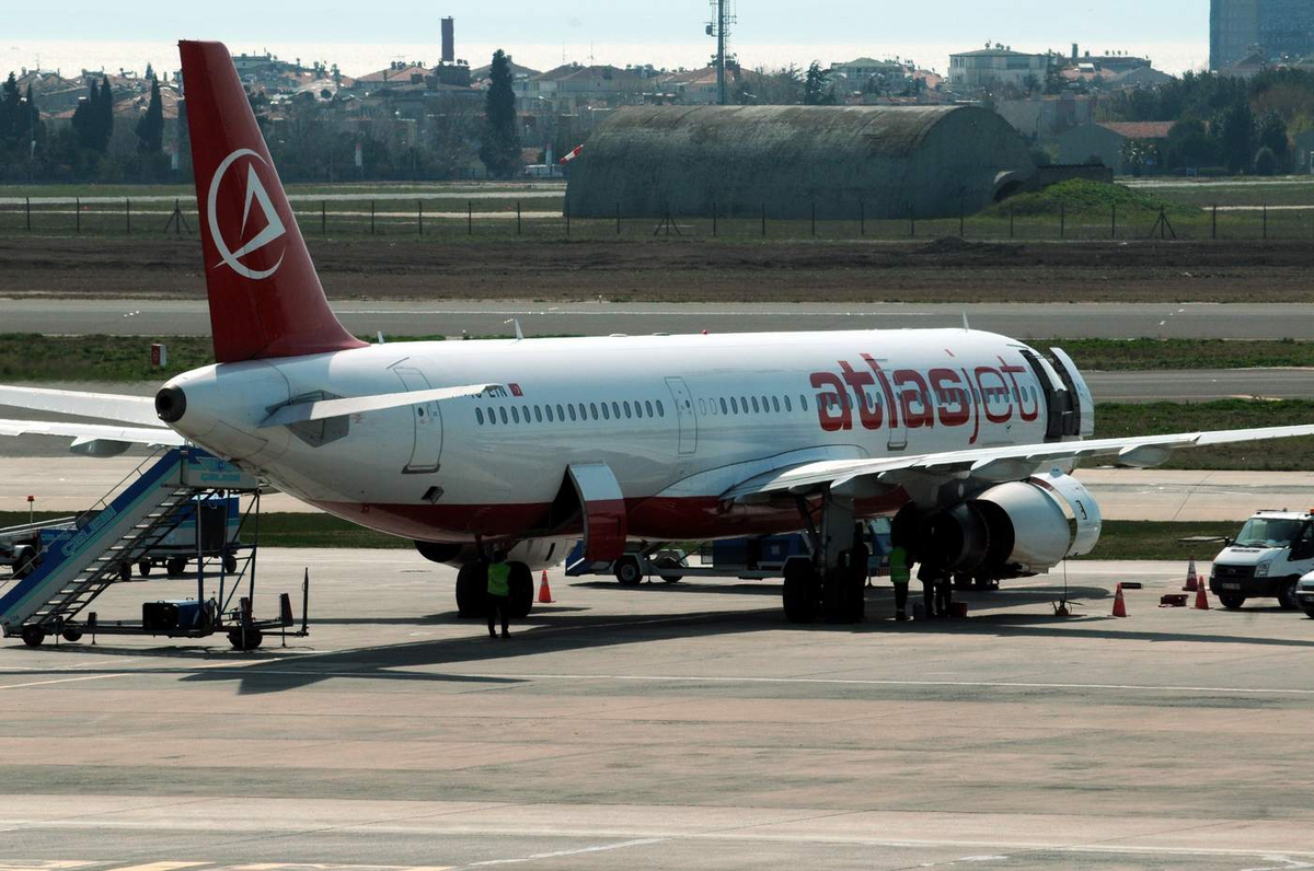 Havada Motoru Arızalanan Uçak Geri Döndü