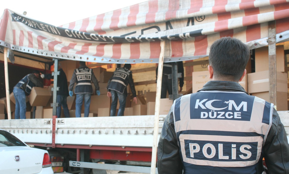Kaçak Sigara Kağıdı Operasyonu: 8 Gözaltı