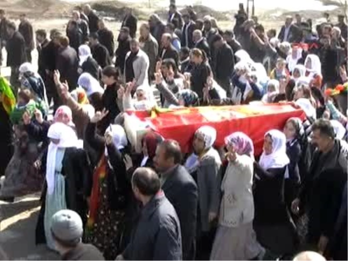 Kadın PKK\'lının Cenazesini Kadınlar Taşıdı