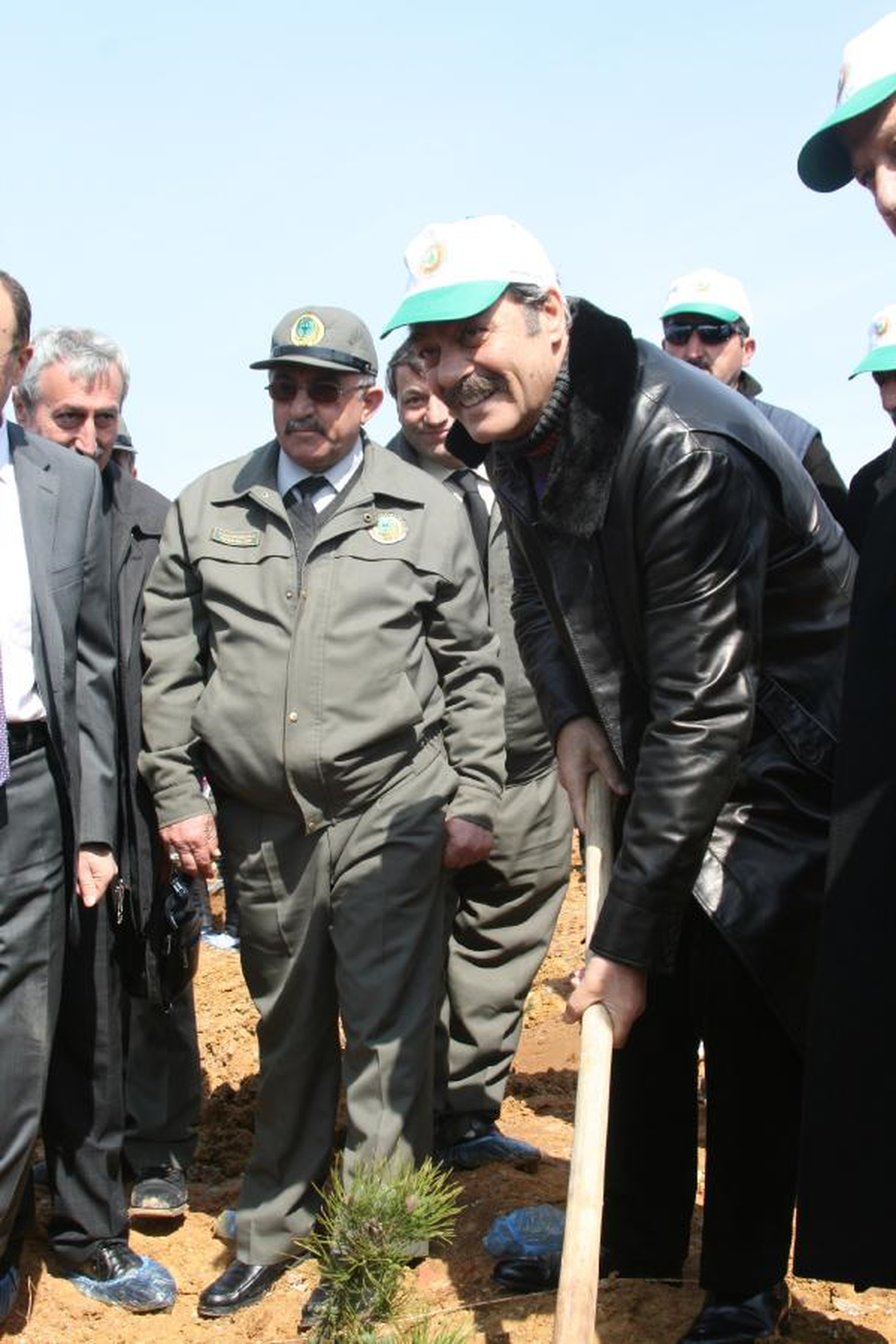 Kadir İnanır Şile'de Çocuklarla Birlikte Ağaç Dikti