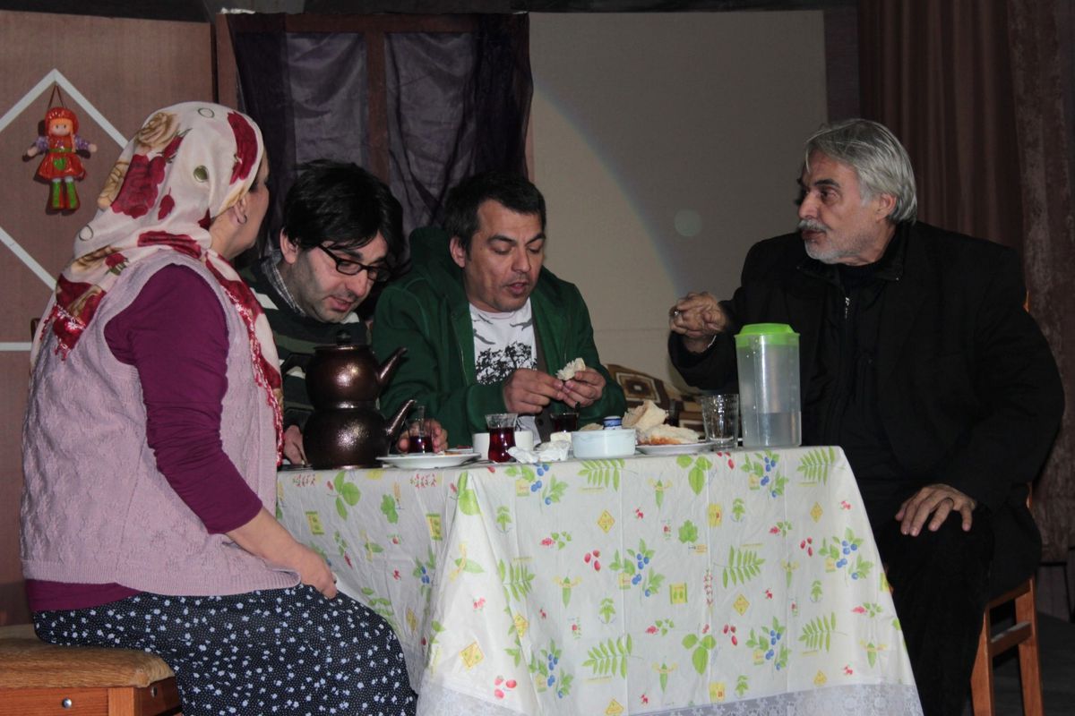 'Karanfil Kokusu' Tiyatro Severlerin Beğenisini Kazandı