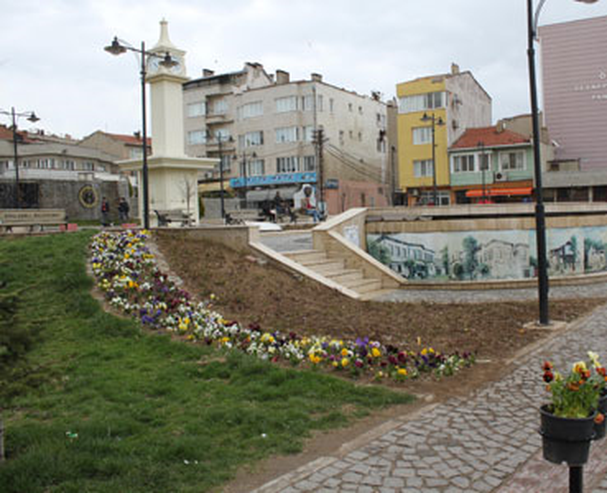Karaumurbey Caddesi Çiçeklendi