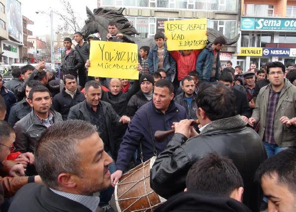 Kars\'ta \'Allah Yol Versin\' Eylemi