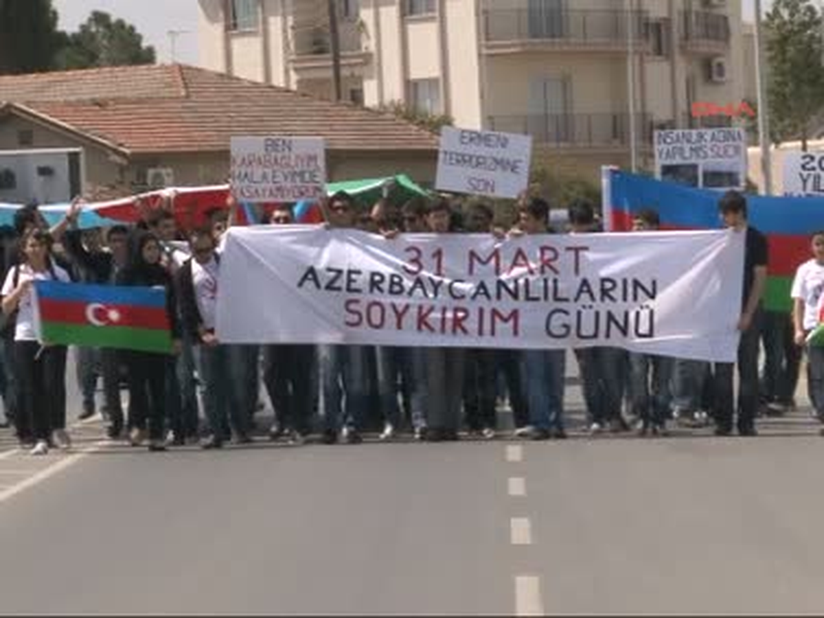 KKTC\'de Azeri Öğrenciler, Öldürülen Azeriler İçin Yürüdü