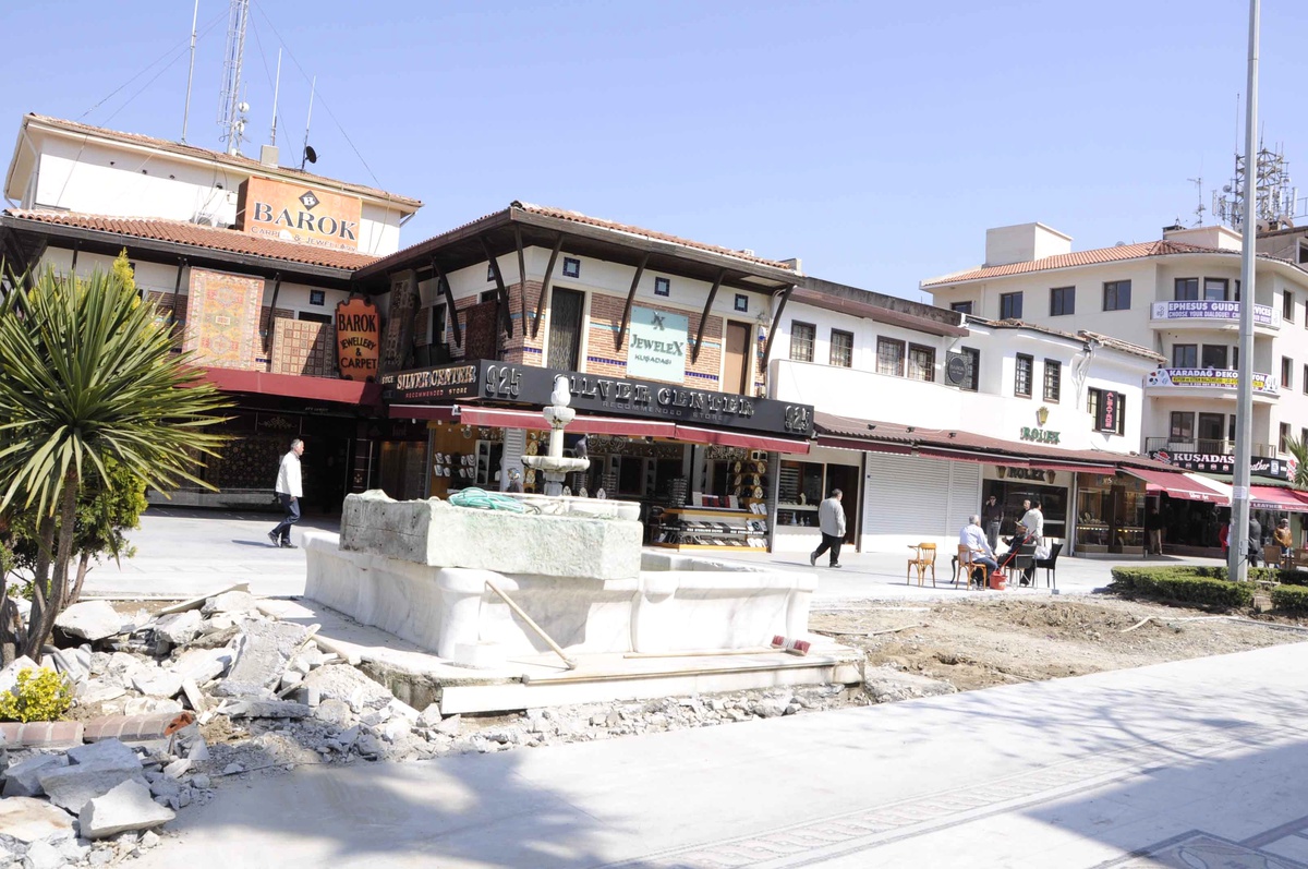 Kuşadası Balıkçılar Meydanı\'nda Yeni Düzenleme