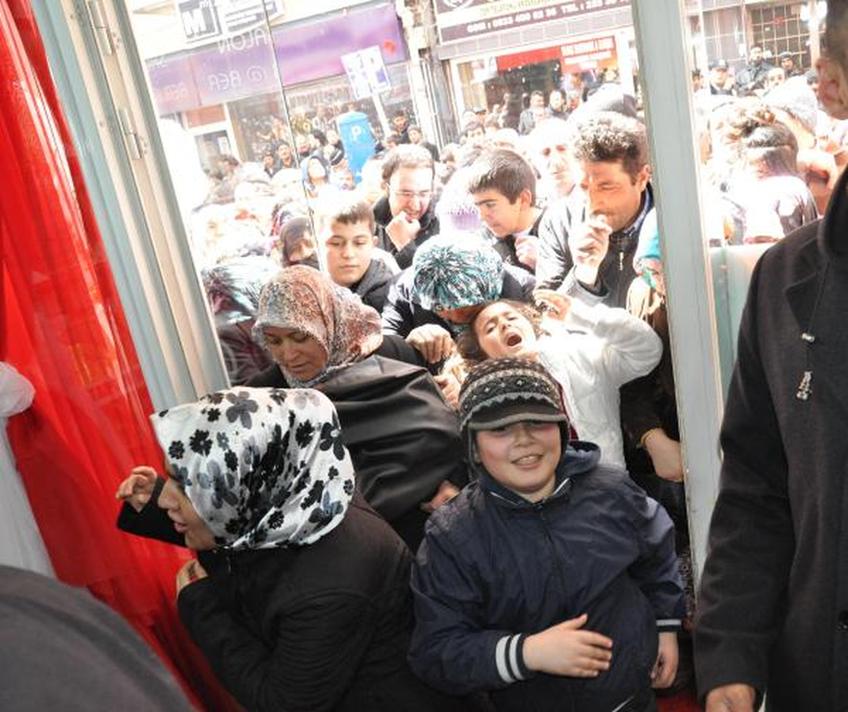 Sivas\'ta Alışveriş Merkezi Açılışında İndirim İzdihamı