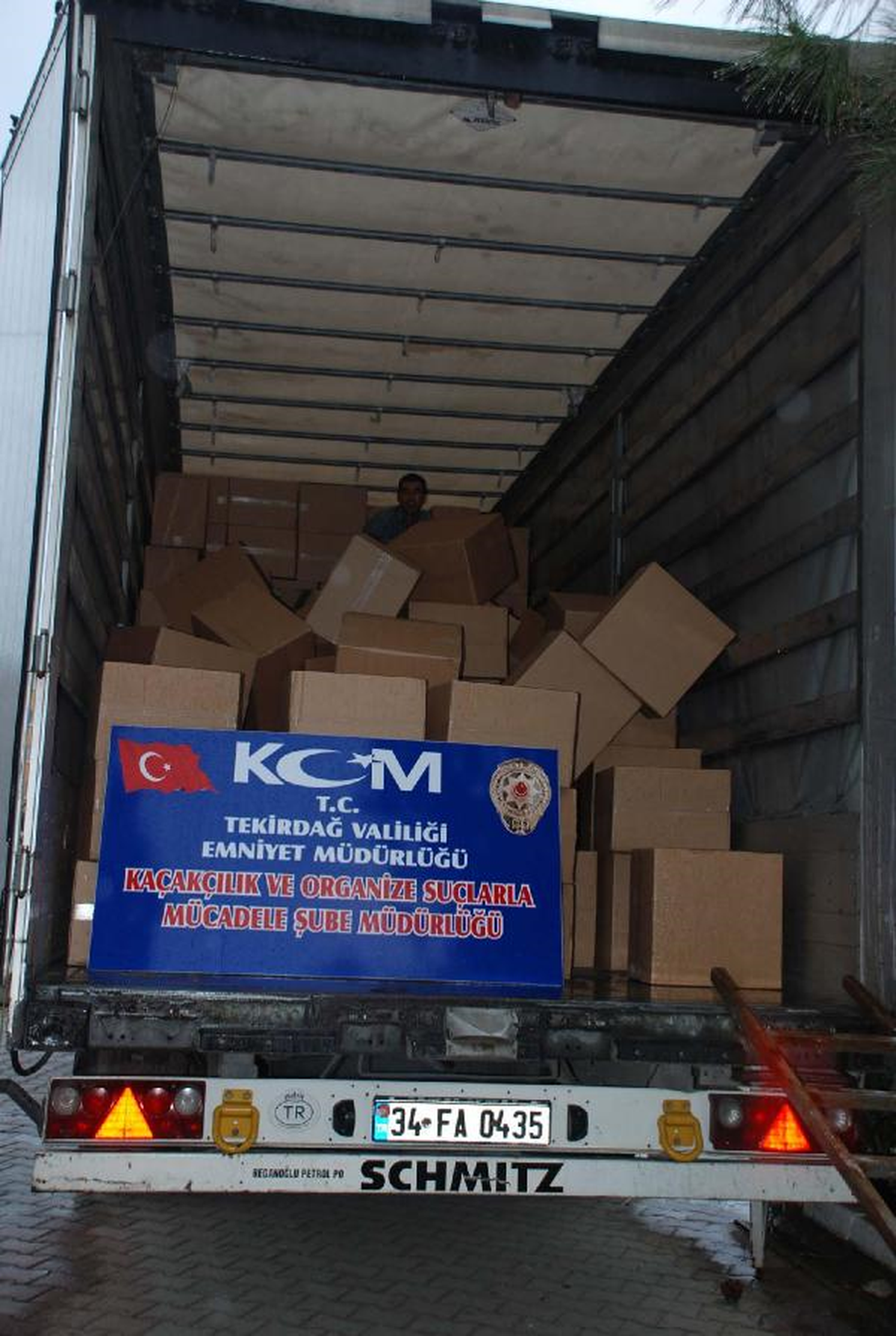 Tır\'da 11 Milyon Kaçak Sigara Kağıdı Filtresi