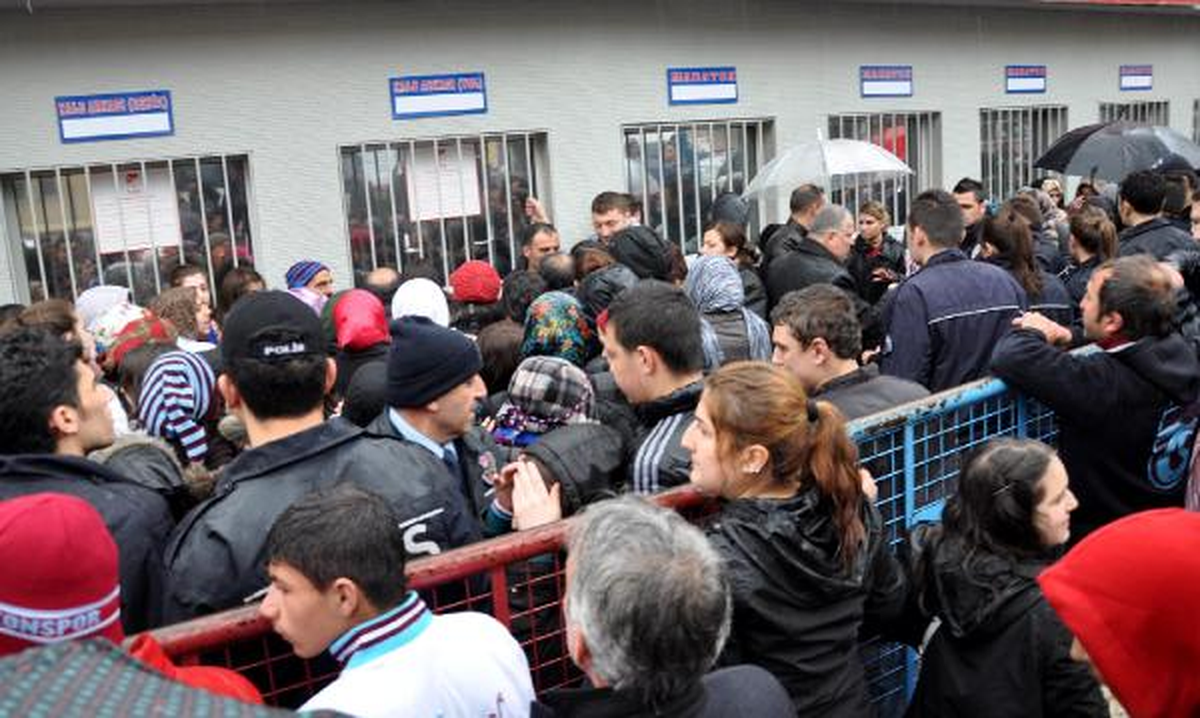 Trabzonsporlu Kadın Taraftarlar Biletleri İki Saat İçinde Tüketti