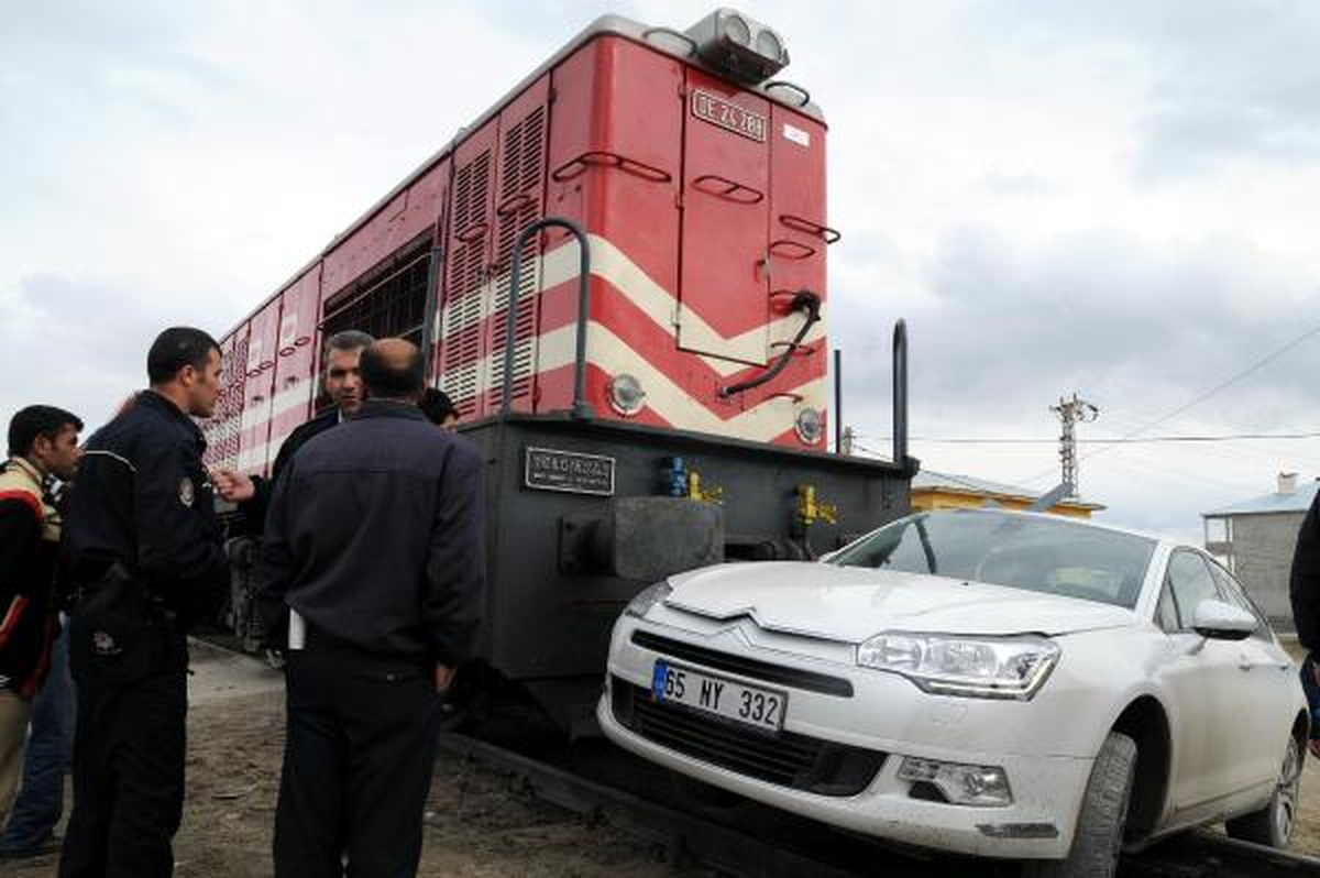 Tren, Otomobile Çarptı: 1 Yaralı