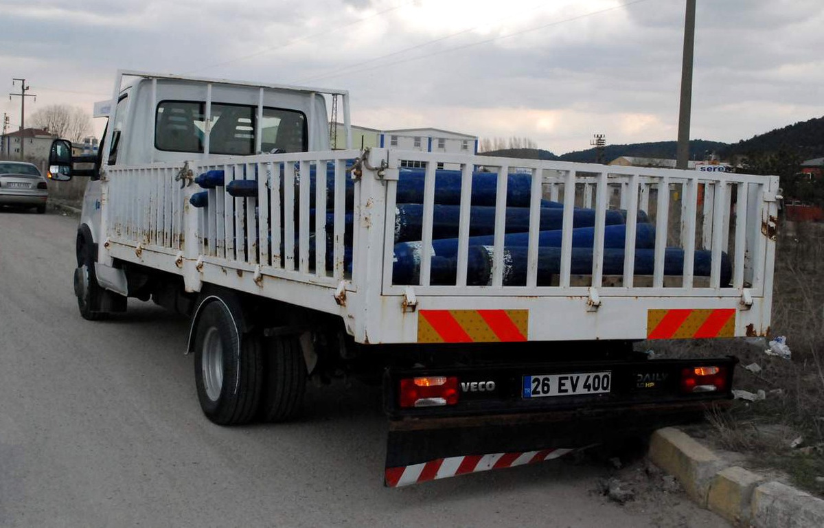 Tüp Kamyoneti ile Otomobil Çarpıştı: 2 Yaralı