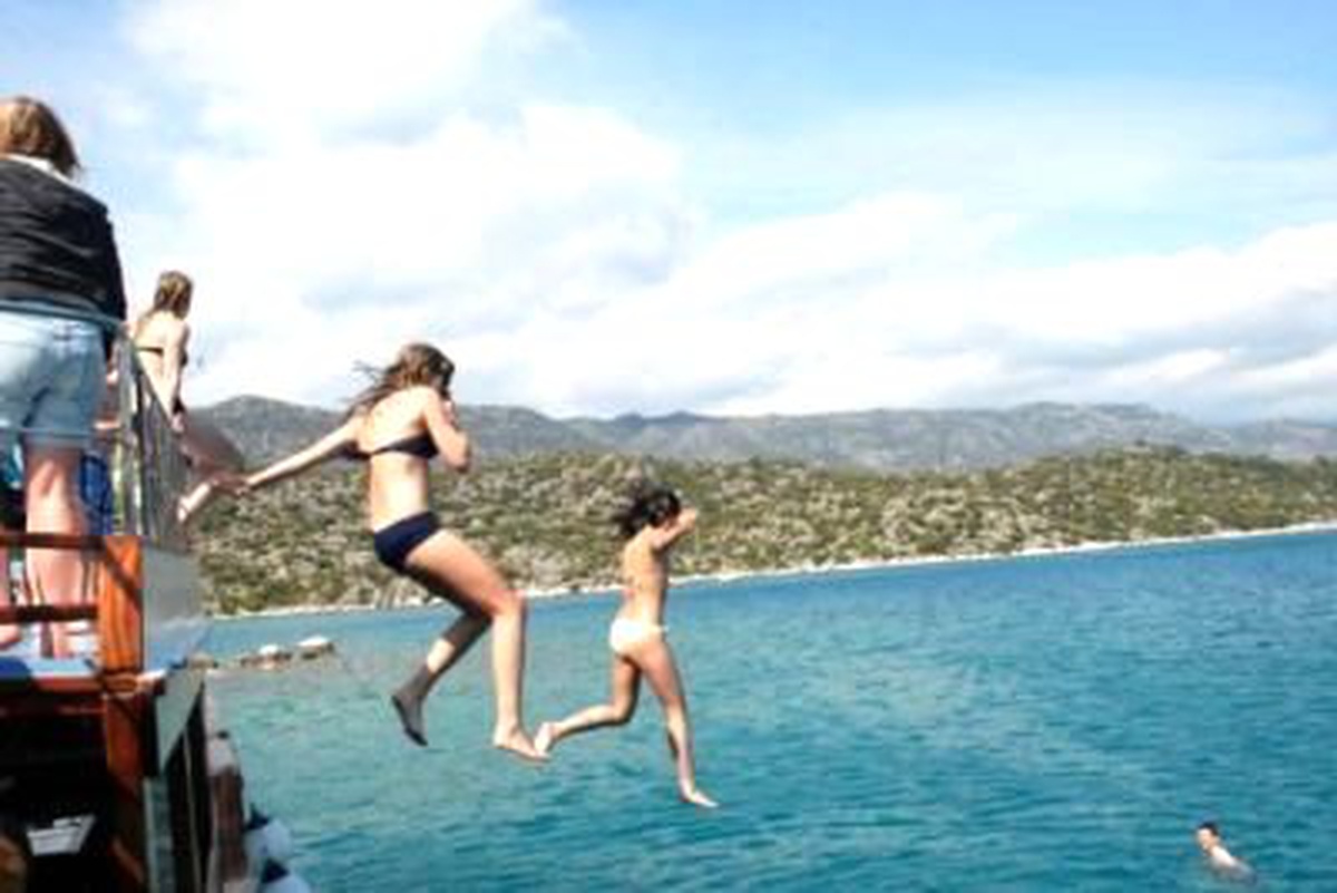 Turistlerin Kekova'da Deniz Keyfi