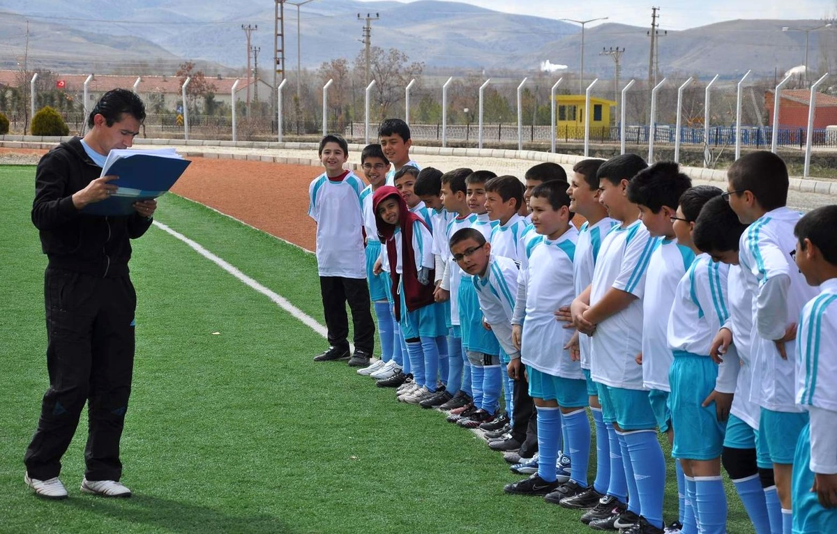 Yerköy\'de Futbol Okulu Antrenmanlara Başladı
