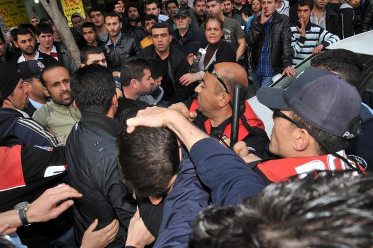 Zabıtadan Seyyar Satıcıya Coplu Biber Gazlı Müdahale