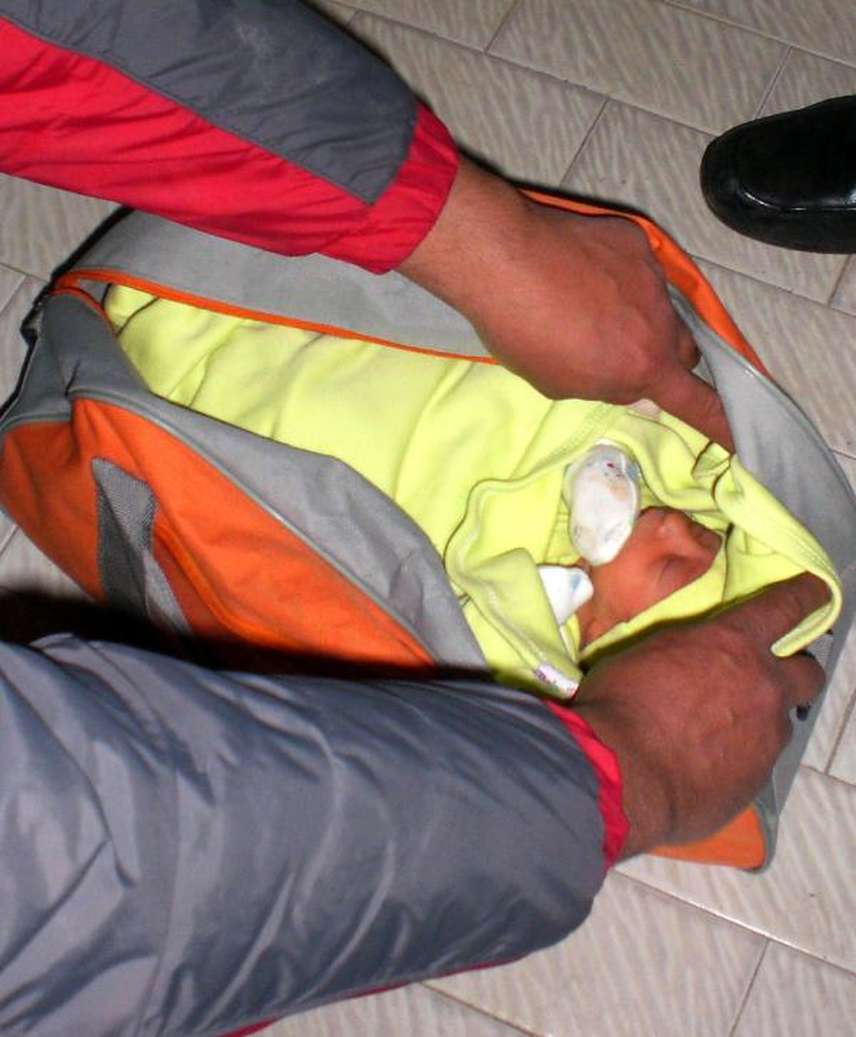 6 Günlük Bebek, Apartman Girişine Terk Edildi
