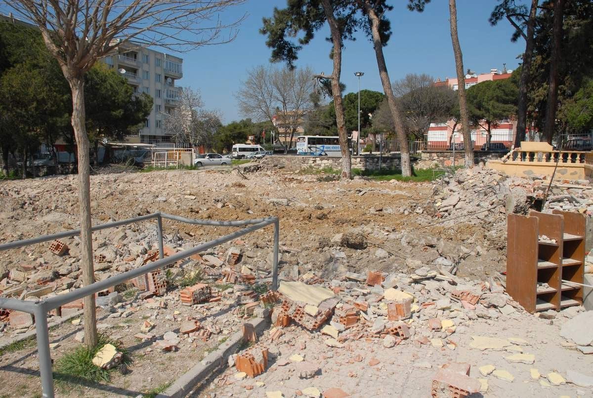 Aliağa\'da Depreme Dayanıklı Olmayan Okul Binaları Yakıldı