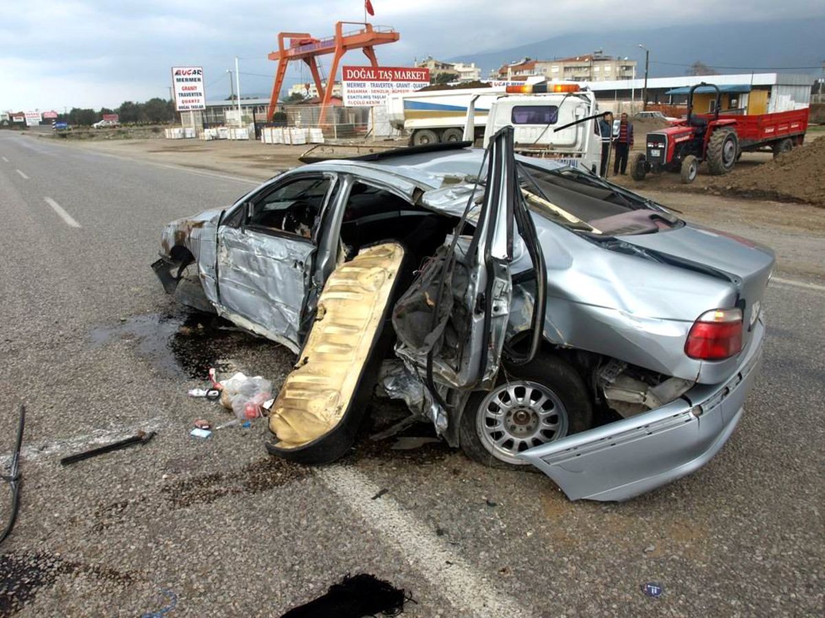 Balıkesir\'de Trafik Kazası: 2 Yaralı