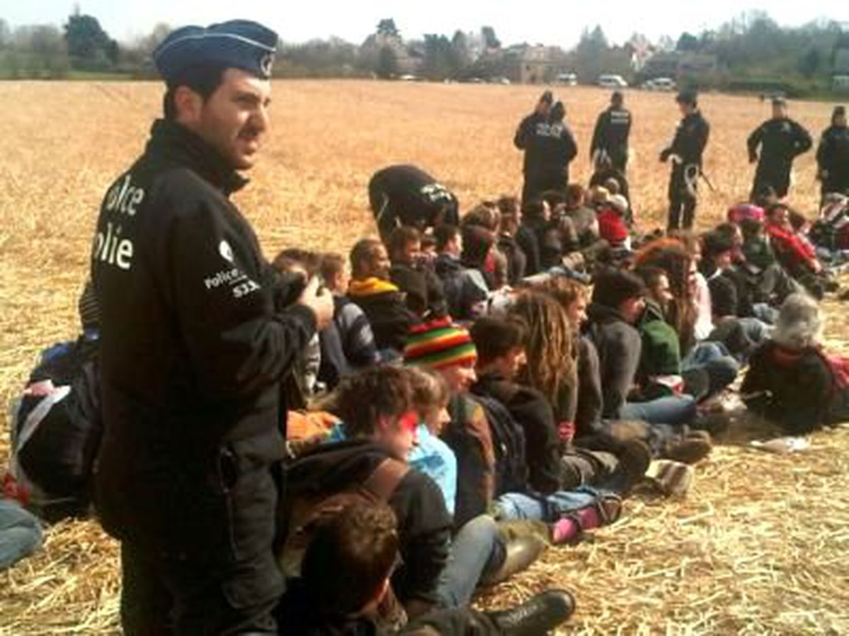 Brüksel\'deki NATO Karargahını "Kapatmaya" Çalışan Yüzlerce Protestocu Gözaltına Alındı