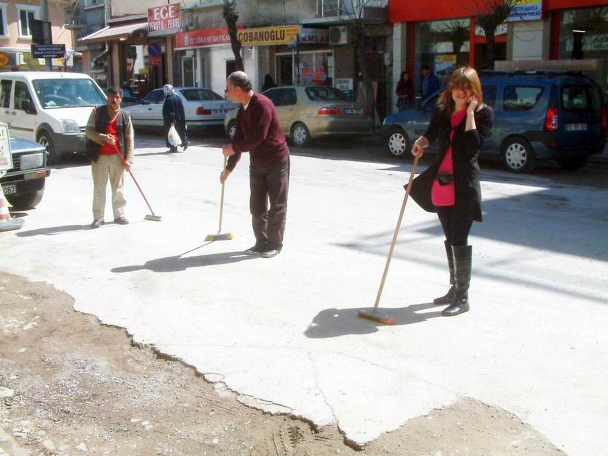 Burhaniye\'de Esnafların Toz Mücadelesi
