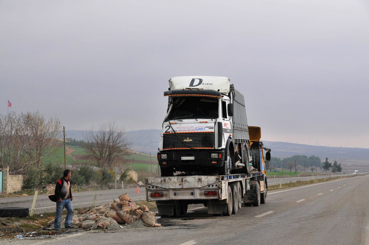 Çimento Yüklü Tır Devrildi: 1 Yaralı