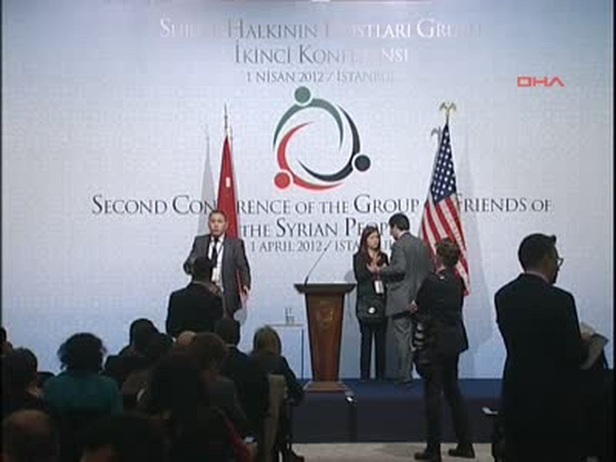 Clinton'un Basın Toplantısı Öncesi Türk Bayrağı Hassasiyeti