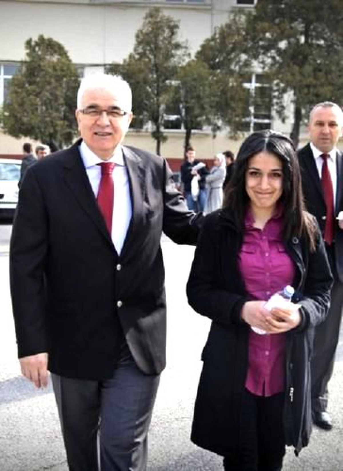 Depremzede Kızı Vali Çakır Sınava Götürdü
