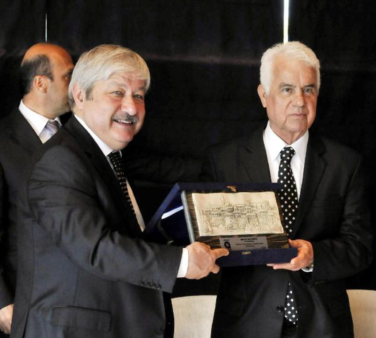 Derviş Eroğlu Az Daha Düşüyordu (2)