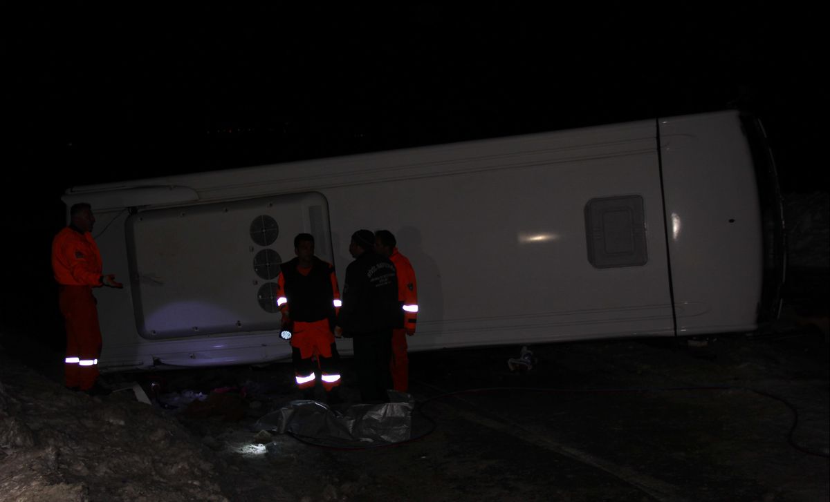 Erzurum\'da Öğrencileri Taşıyan Midibüs Yan Yattı: 1 Ölü, 19 Yaralı