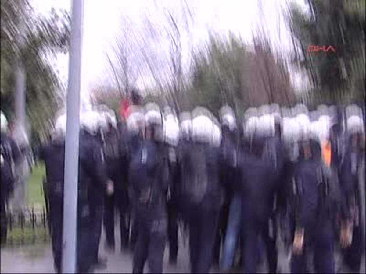 Esed Yanlısı Gruba Polis Müdahale Etti