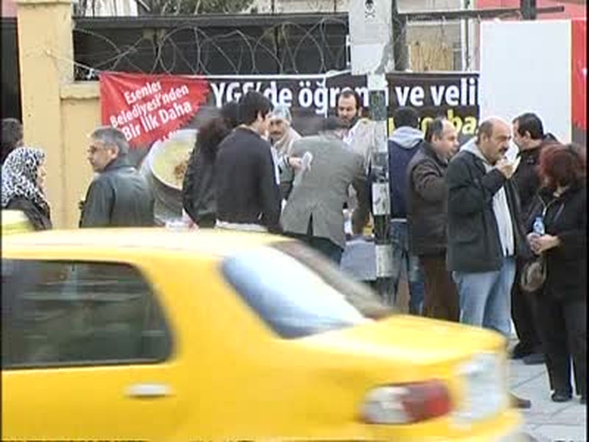 Esenler Belediyesi\'nden Ygs Adaylarına Çay ve Çorba