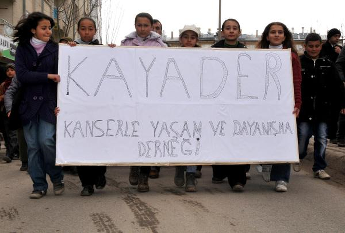 Kansere Karşı El Ele Yürüyüş