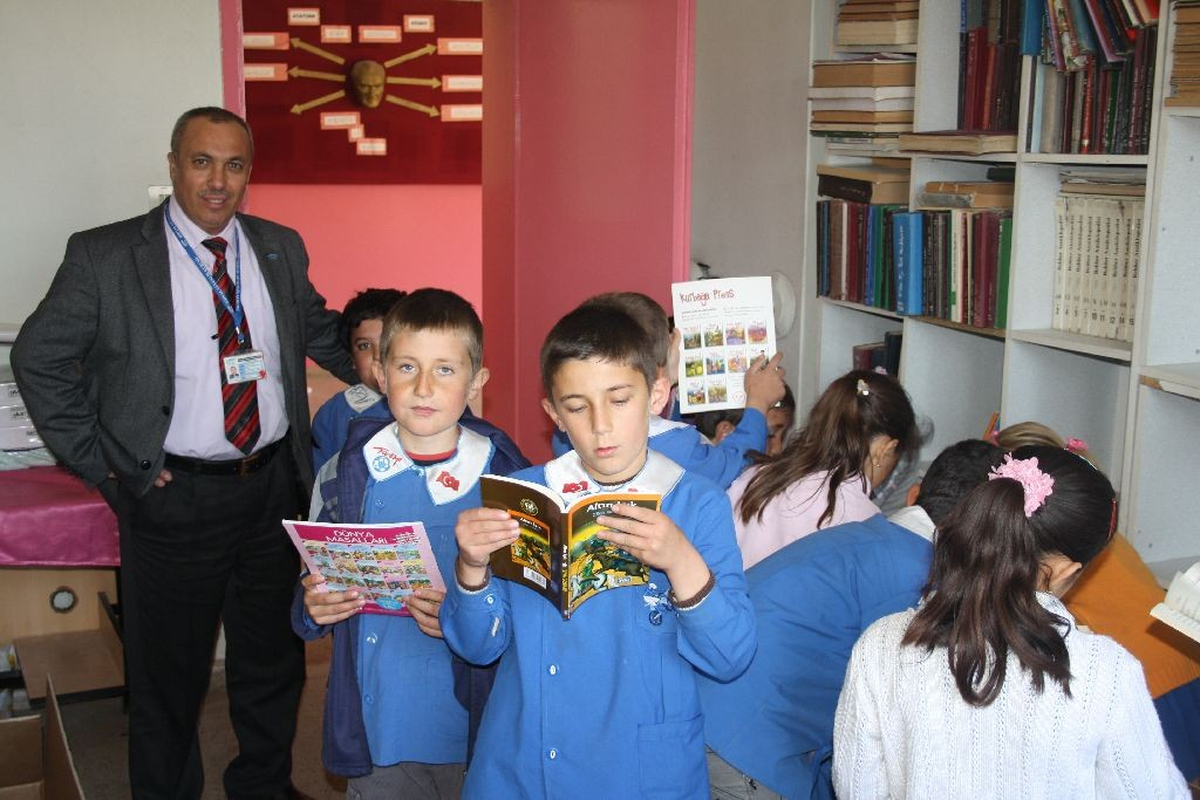 Köylü Öğrencilerin Kitap Sevinci
