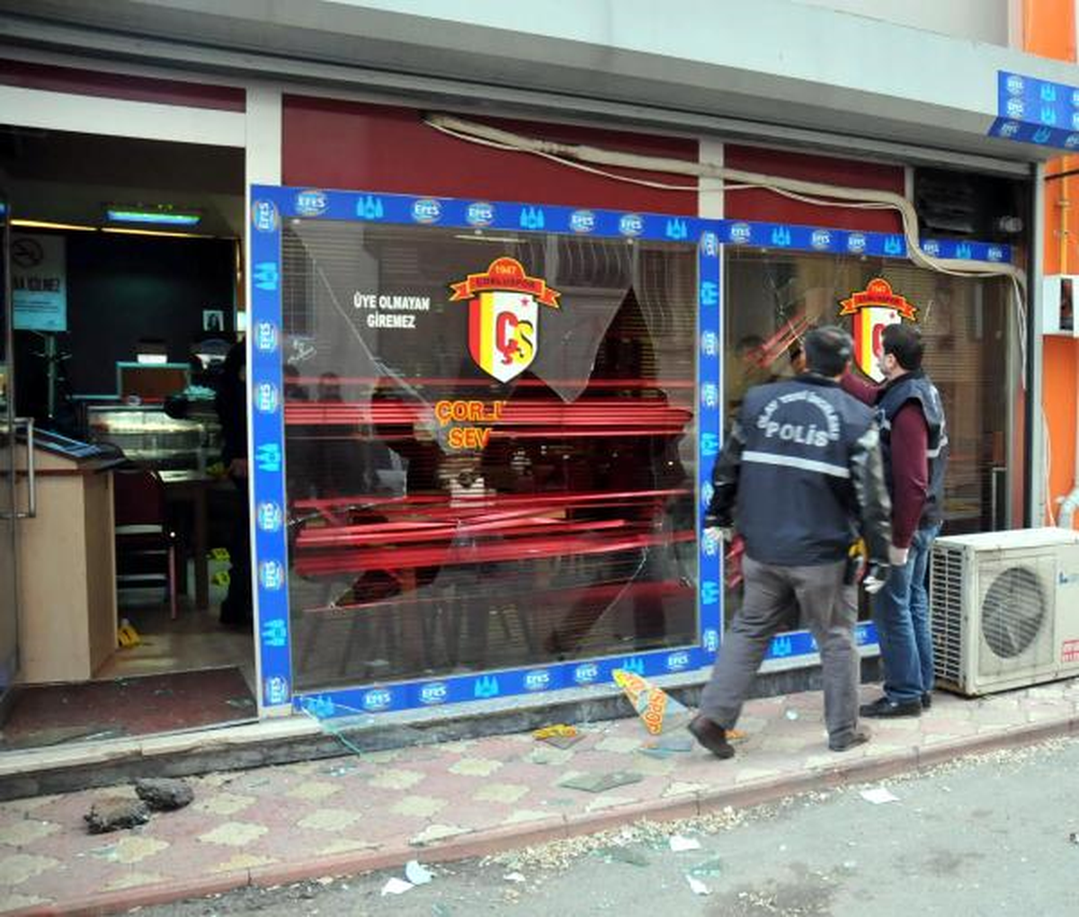 Lokalde \'Yan Bakma\' Kavgası; 2 Yaralı
