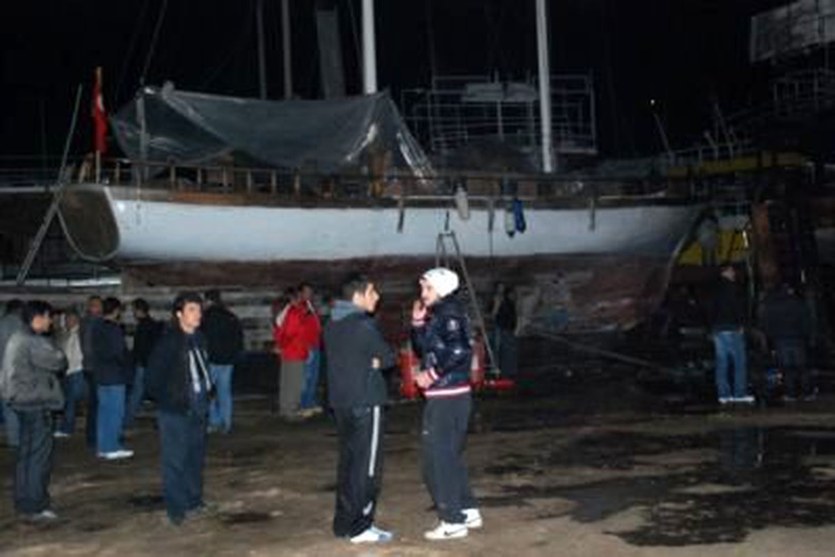 Marina\'daki Tekne Yangını Korkuttu