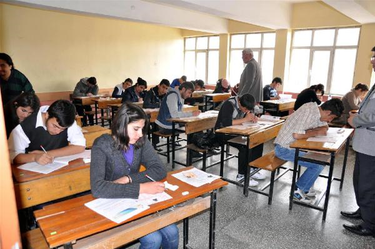 Öğrenciler Sınavdayken Anneleri Dua Etti