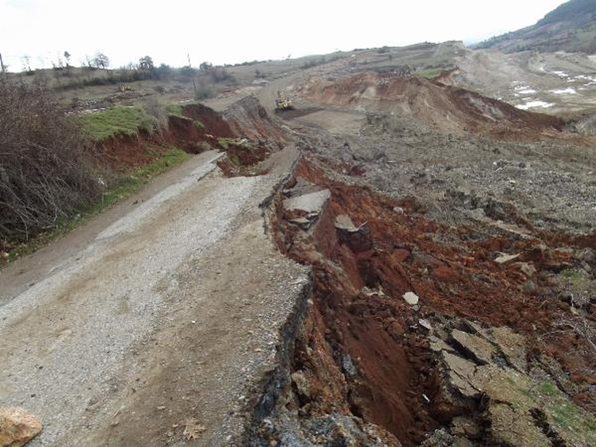 Orhaneli\'de Heyelan Yol Kapattı