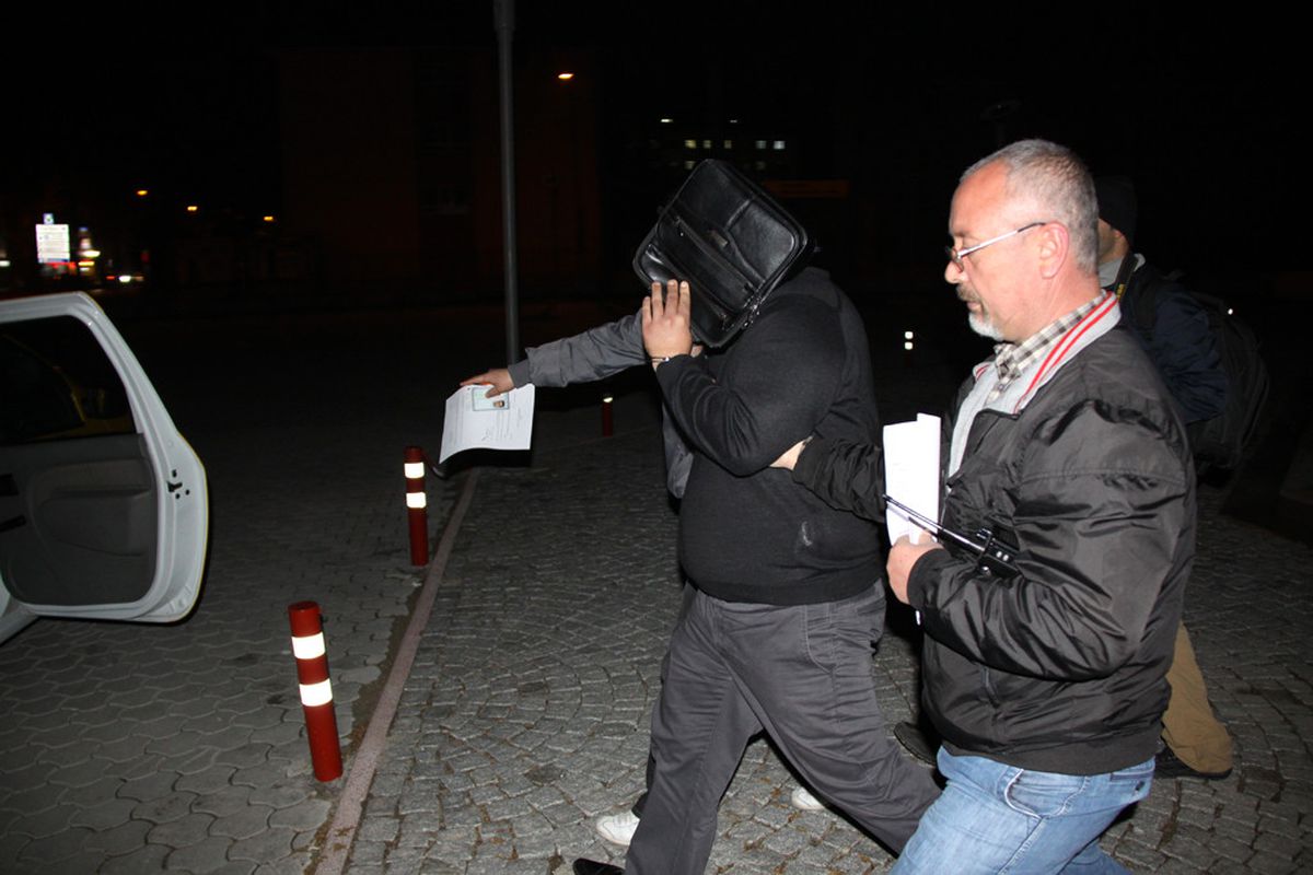 Sahte Çeklerle Mobilyacıları Dolandırdı