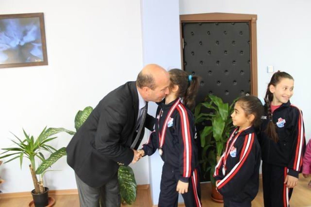 Şampiyon Cimnastikçilerden Koç\'a Ziyaret