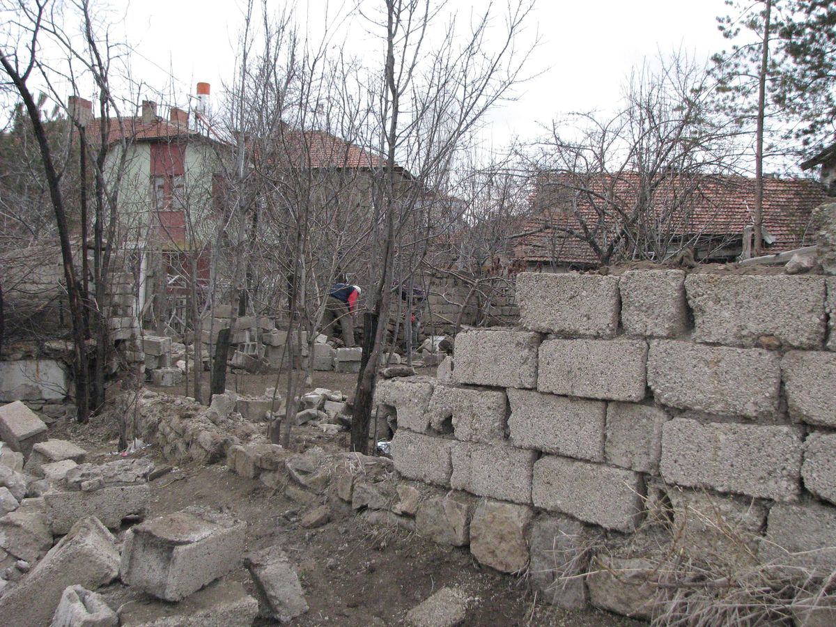 Şiddetli Rüzgar Bir Evin Bahçe Duvarını Yıktı
