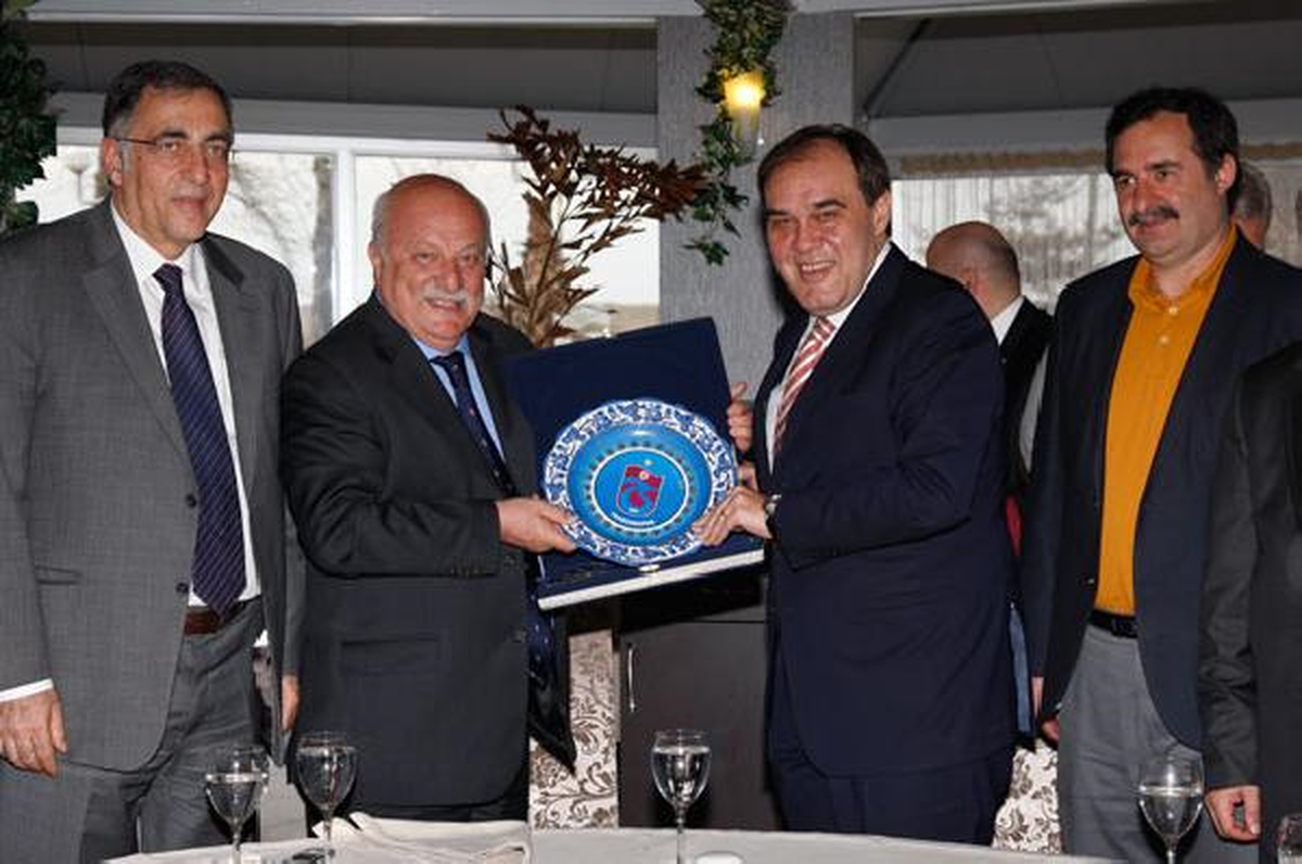 Tff Başkanı Demirören\'e Bordo Mavili Forma