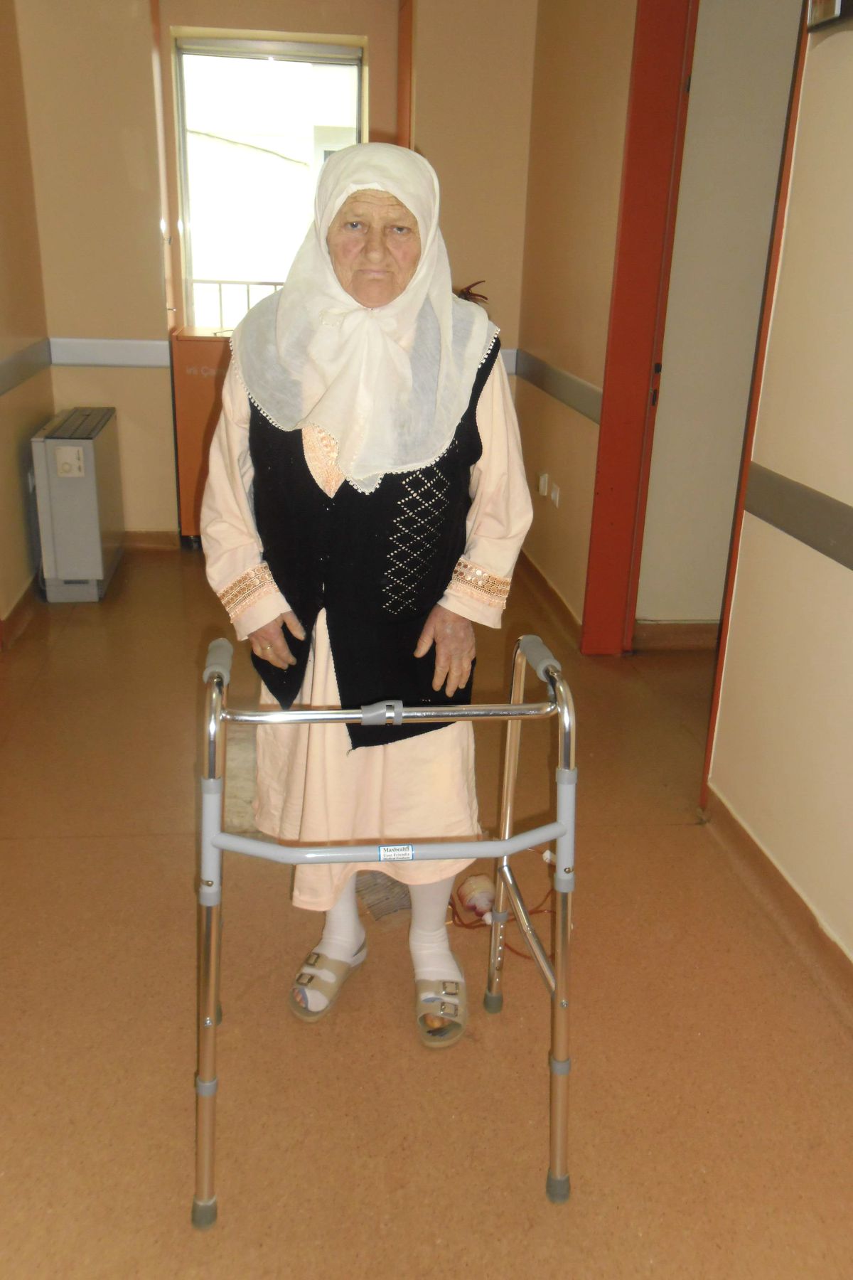 Yaşlı Kadının Yürüme Sevinci