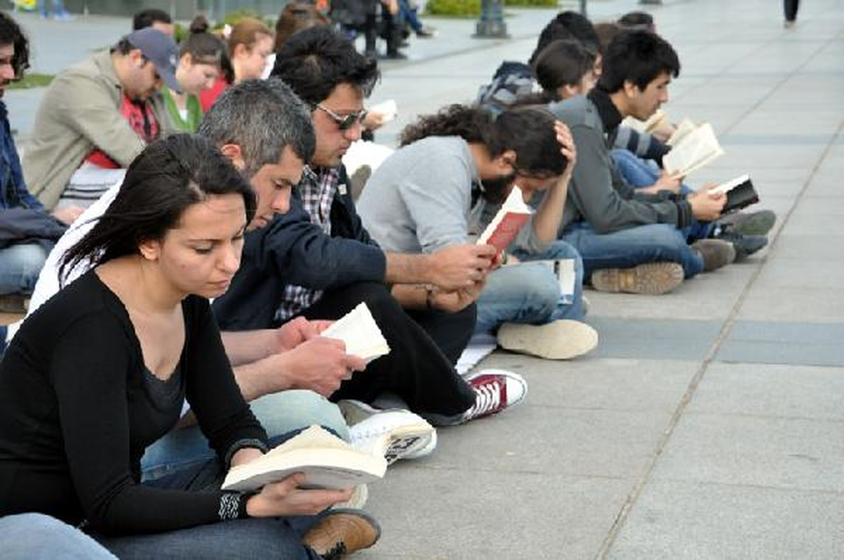 Yere Oturup 2 Saat Kitap Okudular