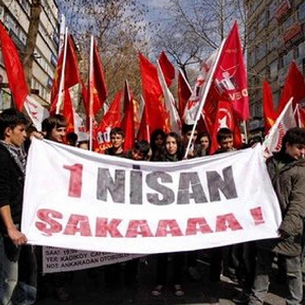 Eylemcilerden Polise 1 Nisan Şakası